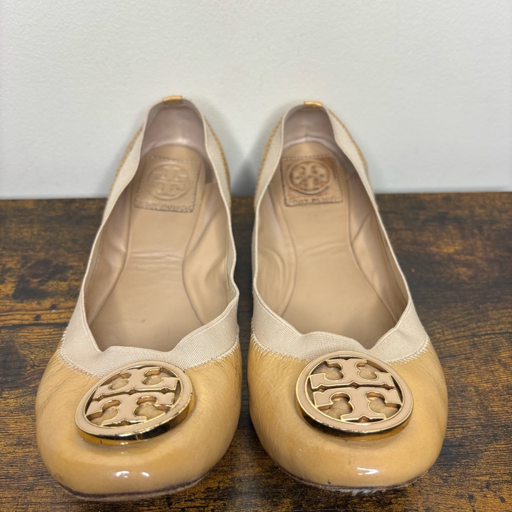 Tory Burch Shoes Tan Beige Ballet Flats with Classic Gold Logo Womens Size 8.5 - Picture 6 of 9